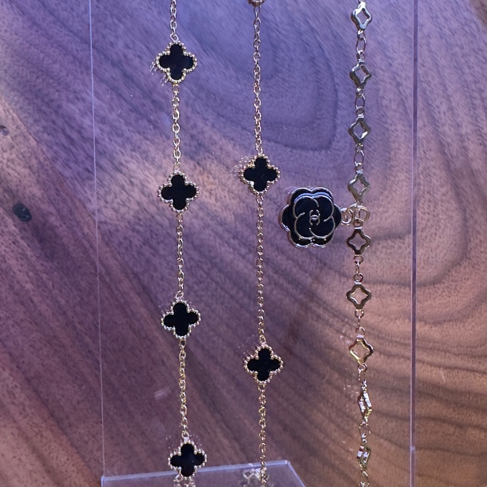 Step out in style with this timeless Clover & Flower triple set. - Picture 3 of 16